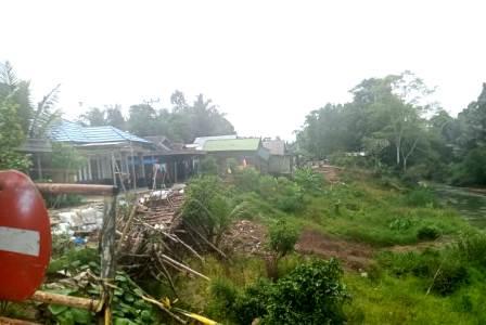 TERANCAM – Rumah-rumah yang terancam runtuh. (foto: ramli)