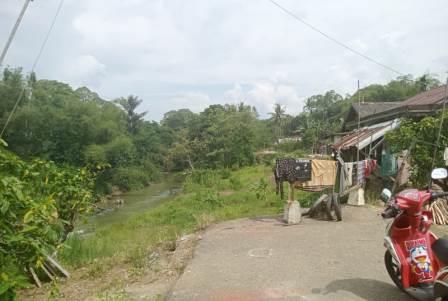 JALAN SEMPIT – Sedikit demi sedikit jalan menyempit karena terkena longsong.(foto: ramli)