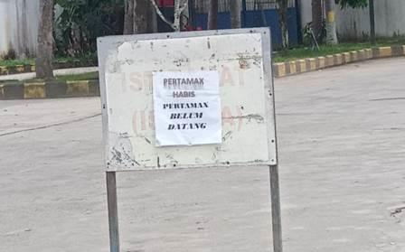 PEMBERITAHUAN – BBM dalam pengiriman. (foto: ramli)