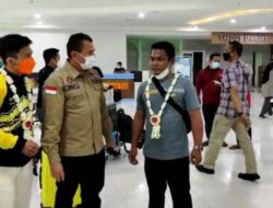 Peraih Medali Perak Disambut di Bandara Syamsuddin Noor