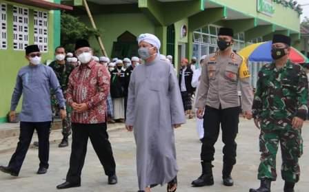 KUNJUNGAN – Bupati HSS, H Achmad Fikry saat tiba di Ponpes Dalam Pagar.