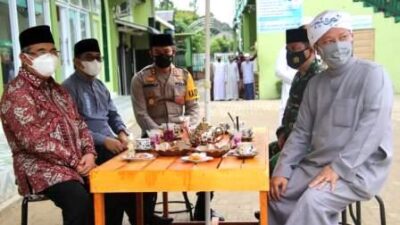 PERESMIAN – Bupati HSS Achmad Fikry bersama pejabat yang lain saat meresmikan sejumlah fasilitas.