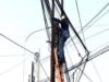 PERBAIKAN – Petugas PLN sedang melakukan perbaikan listrik. (foto: faqih)