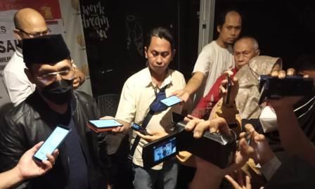Ketua Komisi IV DPRD Provinsi Kalimantan Selatan, Lutfi Saifuddin saat wawancara dengan awak media.(foto:leon)