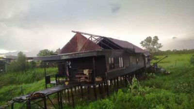 Puluhan Rumah Terdampak Angin Puting Beliung di Landasan Ulin Selatan