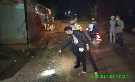 OLAH TKP – Pihak kepolisian melakukan olah TKP atas kasus pembunuhan di Kabupaten HST. (foto: ramli)
