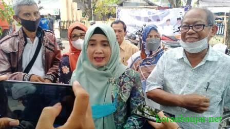 WAWANCARA – Anggota DPRD Kota Banjarmasin saat diwawancarai sejumlah wartawan.(foto: ist)