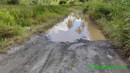 RUSAK – Jalan yang belum diaspal, terlihat becek.(foto: faqih)