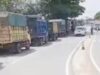 ANTREAN – Truk antre untuk mendapatkan solar. (foto: medsos)