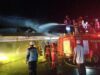 Petugas BPK melakukan pemadaman pada kebakaran di Pasar Keramat Barabai, Kalsel. (foto: ist)