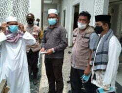 Satgas Covid Tanah Bumbu Bagikan Masker ke Jamaah Salat Jumat