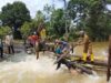 Sekda Tanah Bumbu mengunjungi jalan putus di Desa Lasung. (foto: humas)