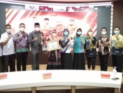 Bupati Tanah Bumbu Menerima Penghargaan Anugerah APE