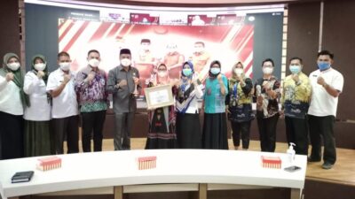 Bupati Tanah Bumbu Menerima Penghargaan Anugerah APE