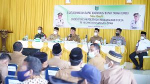 Bupati Tanah Bumbu melakukan evaluasi percepatan pembangunan. (foto: humas)