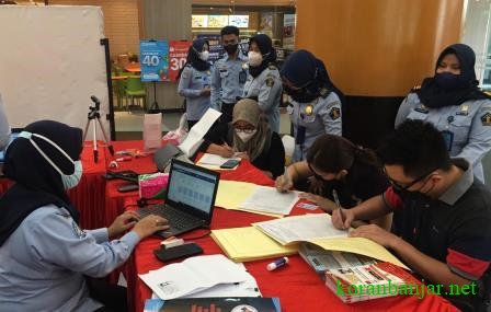 Layanan pembuatan paspor yang dibuka Kantor Imigrasi Kelas 1 TPI Banjarmasin di Duta Mall Banjarmasin. (foto: humas)