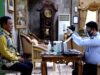 Petugas Imigrasi Kelas 1 TPI Banjarmasin saat melakukan proses pembuatan paspor untuk Gubernur Kalsel, H Sahbirin Noor. (foto: dok imigrasi)