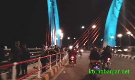 Suasana di atas jembatan Sungai Alalak, Kota Banjarmasin, Kalsel. Kini selalu ramai dengan pengunjung yang ingin menyaksikan langsung jembatan Sungai Alalak Banjarmasin. (foto: yanda)