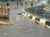 SAMPAH - Jembatan Sungai Alalak di Kota Banjarmasin, Kalsel ini sudah mulai dipenuhi sampah, Kendati jembatan ini baru dibuka, bahkan belum diresmikan. (foto: istimewa)