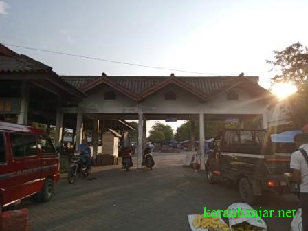 Terminal di Pasar Keramat Barabai berubah fungsi menjadi tempat berjualan PKL. (foto: ramli)