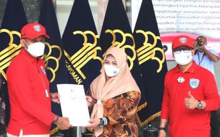 Penyerahan bingkisan APD.