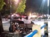 Meski menjelang tengah malam, masih ada sejumlah anak muda nongkrong di jalan Ahmad Yani Banjarmasin. (foto: yanda)