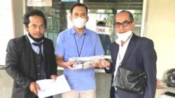 Penasihat Hukum, Supiansyah Darham (kanan) mendampingi kliennya, Marhaini. (foto: dok pribadi)