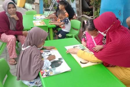Pojok Literasi di kawasan Kuliner Kampung Pelangi Kota Banjarbaru. (foto: ist)