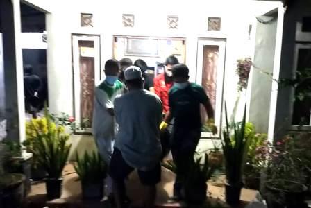 Petugas mengevakuasi mayat korban dari kediamannya. (foto:istimewa)