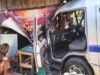 Minibus menabrak sebuah warung di Kabupaten Tapin. (foto: faqih)