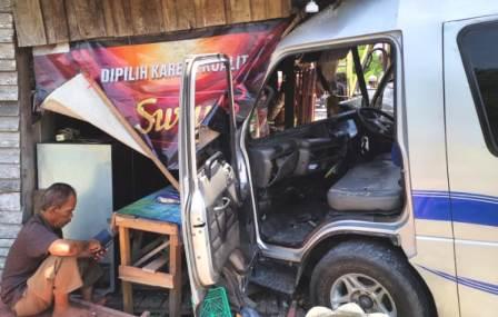 Minibus menabrak sebuah warung di Kabupaten Tapin. (foto: faqih)