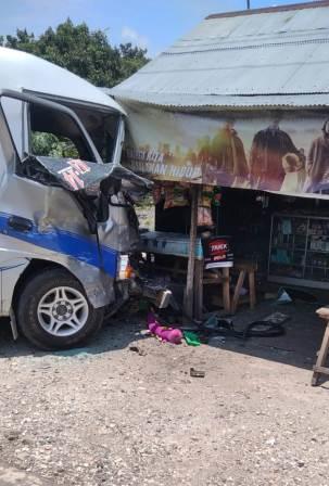 Minibus seruduk warung. 