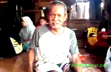 Kakek ini berhasil menyelamatkan diri dari kepungan api di Desa Sungai Tabuk Keramat, Kabupaten Banjar, Kalsel. (foto: istimewa)
