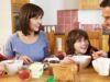 Ilustrasi makan bersama keluarga. (Shutterstock)