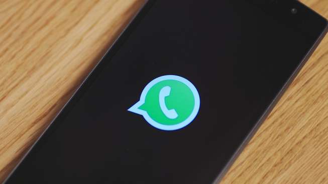 Ilustrasi aplikasi WhatsApp dalam ponsel pintar [Shutterstock]