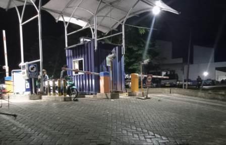 Pemberlakuan portal di Pasar Barabai, Kabupaten HST, Kalsel ini telah menuai kritik. (foto: ramli)