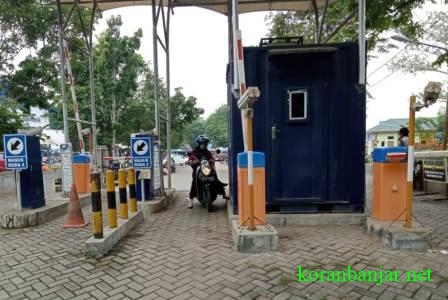 Portal parkir Pasar Keramat, Kabupaten Hulu Sungai Tengah, Kalsel yang mulai diberlakukan 24 jam. (foto: ramli)