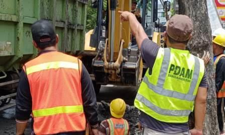 Petugas PDAM melakukan perbaikan kerusakan pipa. (foto : ist)