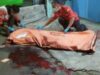 Aparatur wilayah saat melakukan evakuasi terhadap jasad korban pengeroyokan. (Istimewa)