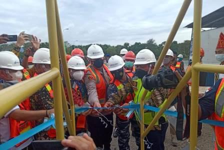 Sekretaris Daerah Kotabaru, beserta Kapten Mugen, serta Danlanal Kotabaru, Kapolres Kotabaru saat meresmikan KM Sabuk Nusantara III (Sumber Foto: Dismominfo)