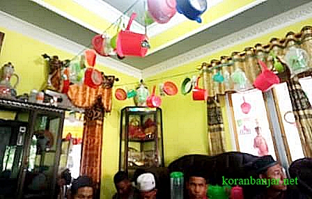 Berbagai alat dapur di gantung dalam rumah saat peringatan Maulid Nabi Muhammad Saw di Barabai, Kabupaten Hulu Sungai Tengah, Kalsel. (foto: ramli)