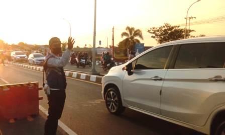 Petugas Dishub Batola mengatur lalulintas. (foto: faqih)