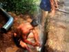 Proses pemindahan pipa air PDAM Intan Banjar di Kecamatan Simpang 4 Kabupaten Banjar.