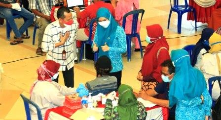 Vaksinasi yang dilaksanakan TP PKK Kota Banjarbaru. (foto: humas)