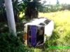 TERGULING – Taksi angkutan umum terguling di Kota Kandangan, Kabupaten HSS, Kalsel. (foto: screenshot dari video rekaman emergency)