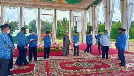 Rombongan Bupati HSS bersama rombongan meninjau persiapan acara tahlilan. (foto: humas)