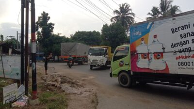 Akibat Macet, Warga Palam Sumbangan Sukarela Perbaiki Jalan Rusak