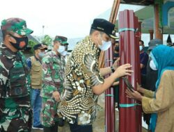 Wali Kota Banjarbaru Serahkan Bantuan Warga Terdampak Bencana di Landasan Ulin Selatan