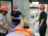 Tim Inafis Polres Tabalong melakulan autopsi terhadap jasad bayi yang di temukan mengapung di Desa Bangkilin, Kecamatan Banua Lawas, Tabalong. (foto : humas polres tabalong)
