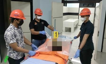 Tim Inafis Polres Tabalong melakulan autopsi terhadap jasad bayi yang di temukan mengapung di Desa Bangkilin, Kecamatan Banua Lawas, Tabalong. (foto : humas polres tabalong)